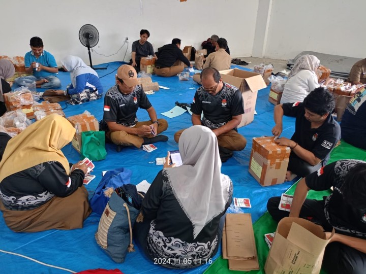 Giat, Selasa 05 November 2024 Pengesetan Logistik (Kotak dan Surat Suara) Pemilihan Gubernur dan Wakil Gubernur serta Wali Kota dan Wakil Walikota Samarinda Tahun 2024 di Gudang KPU Kota Samarinda Pergudangan Nusantara dihadiri Ketua PPS beserta anggota dan Sekretariat PPS beserta anggota.
