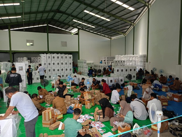 Giat, Selasa 05 November 2024 Pengesetan Logistik (Kotak dan Surat Suara) Pemilihan Gubernur dan Wakil Gubernur serta Wali Kota dan Wakil Walikota Samarinda Tahun 2024 di Gudang KPU Kota Samarinda Pergudangan Nusantara dihadiri Ketua PPS beserta anggota dan Sekretariat PPS beserta anggota.