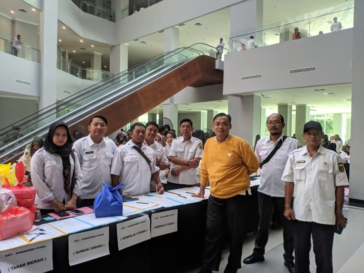 Giat, Rabu 06 November 2204 Menghadiri kegiatan Pengukuhan PAM TPS se-Kota Samarinda mendukung Sukses Pelaksanaan Pemilihan Kepala Daerah serentak Tahun 2024 di Gedung Plenary Hall Gor Sempaja Samarinda dihadiri Lurah, Kasi Tapem dan Operator Tim Desk se-Kota Samarinda.