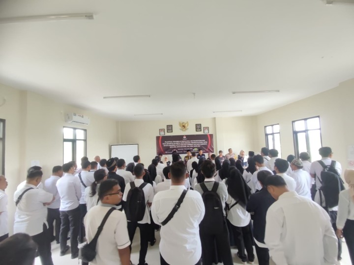 Giat, Kamis 07 November 2024 Melaksanakan Pelantikan, Pengambilan Sumpah Janji dan Penandatanganan Pakta Integritas Kelompok Penyelenggaraan Pemungutan Suara (KPPS) se-Kota Samarinda untuk Pemilihan Gubernur dan Wakil Gubernur serta Wali Kota dan Wakil Walikota Samarinda Tahun 2024 di Aula kantor kelurahan sempaja barat dihadiri Lurah, PPK Kecamatan Samarinda Utara, PKD Kelurahan Sempaja Barat, Bhabinkamtibmas, Ketua PPS beserta anggota, Sekretariat beserta anggota dan seluruh peserta pelantikan KPPS pada kelurahan sempaja barat.