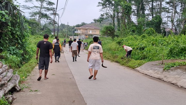 Giat, Minggu 10 November 2024 Gotong Royong Kebersihan Lingkungan di RT 01, RT 04, RT 05  dan RT 07 Kelurahan Sempaja Barat dihadiri Lurah, Kasi Ekbang dan Ketua RT dan seluruh warga di lingkungan RT.