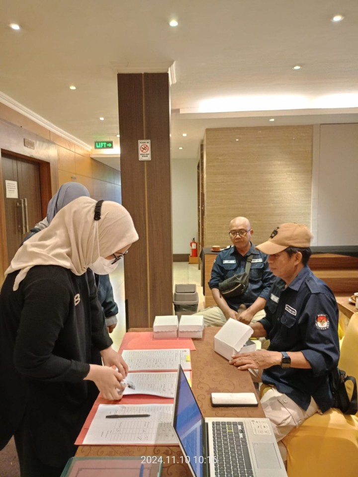 Giat, Minggu 10 November 2024 Bimtek Pemungutan dan Perhitungan Suara di Hotel Diamond Samarinda dihadiri Ketua PPS beserta anggota dan Sekretariat PPS beserta anggota.