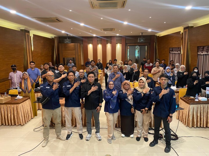 Giat, Minggu 10 November 2024 Bimtek Pemungutan dan Perhitungan Suara di Hotel Diamond Samarinda dihadiri Ketua PPS beserta anggota dan Sekretariat PPS beserta anggota.