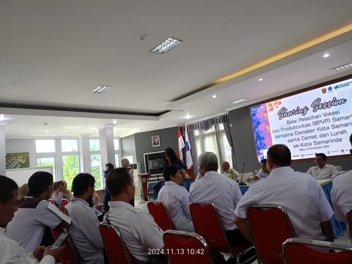 Giat, Rabu 13 November 2024 1. Menghadiri Sosialisasi Juknis Musrembang Tahun 2025 sebagai Tahapan Penyusunan Dokumen RKPD Kota Samarinda Tahun 2026 di Hotel Mercure Samarinda dihadiri Kasi Ekbang dan Kasi Kesra. 2. Menghadiri Rapat Lokakarya Mini Lintas Sektor se-Kecamatan Samarinda Utara di Aula Kecamatan Samarinda Utara dihadiri Staf Kesra 3. Menghadiri Training Analysys (TNA) untuk mengindentifikasi kebutuhan pelatihan kerja dan potensi daerah di Samarinda di Aula Lt 2 BPVP Samarinda dihadiri Seklur. 4. Menghadiri Rapat Evaluasi Pendataan Industri Kecil Menengah (IKM) di Dinas Koperasi UKM dan Perindustrian Kota Samarinda dihadiri Kasi Ekbang.