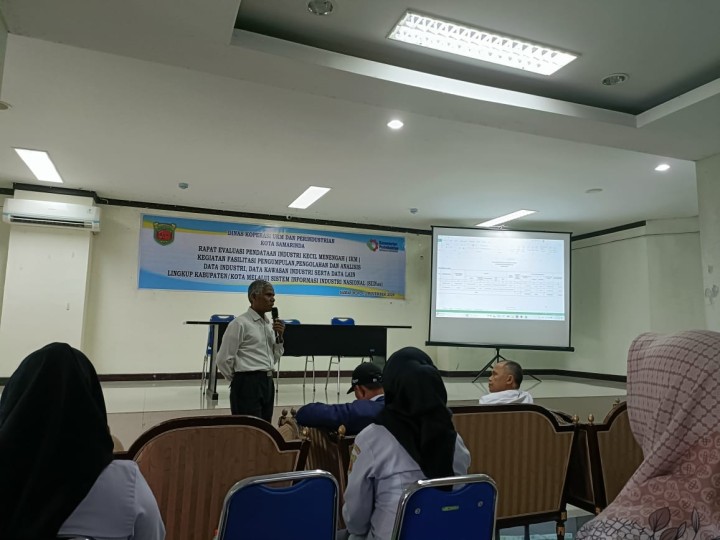 Giat, Rabu 13 November 2024 1. Menghadiri Sosialisasi Juknis Musrembang Tahun 2025 sebagai Tahapan Penyusunan Dokumen RKPD Kota Samarinda Tahun 2026 di Hotel Mercure Samarinda dihadiri Kasi Ekbang dan Kasi Kesra. 2. Menghadiri Rapat Lokakarya Mini Lintas Sektor se-Kecamatan Samarinda Utara di Aula Kecamatan Samarinda Utara dihadiri Staf Kesra 3. Menghadiri Training Analysys (TNA) untuk mengindentifikasi kebutuhan pelatihan kerja dan potensi daerah di Samarinda di Aula Lt 2 BPVP Samarinda dihadiri Seklur. 4. Menghadiri Rapat Evaluasi Pendataan Industri Kecil Menengah (IKM) di Dinas Koperasi UKM dan Perindustrian Kota Samarinda dihadiri Kasi Ekbang.