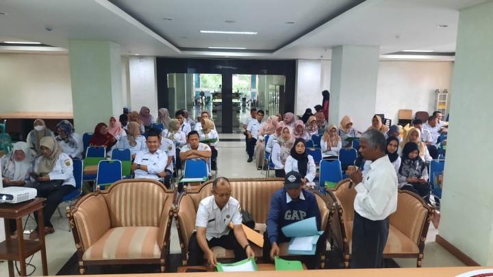 Giat, Rabu 13 November 2024 1. Menghadiri Sosialisasi Juknis Musrembang Tahun 2025 sebagai Tahapan Penyusunan Dokumen RKPD Kota Samarinda Tahun 2026 di Hotel Mercure Samarinda dihadiri Kasi Ekbang dan Kasi Kesra. 2. Menghadiri Rapat Lokakarya Mini Lintas Sektor se-Kecamatan Samarinda Utara di Aula Kecamatan Samarinda Utara dihadiri Staf Kesra 3. Menghadiri Training Analysys (TNA) untuk mengindentifikasi kebutuhan pelatihan kerja dan potensi daerah di Samarinda di Aula Lt 2 BPVP Samarinda dihadiri Seklur. 4. Menghadiri Rapat Evaluasi Pendataan Industri Kecil Menengah (IKM) di Dinas Koperasi UKM dan Perindustrian Kota Samarinda dihadiri Kasi Ekbang.
