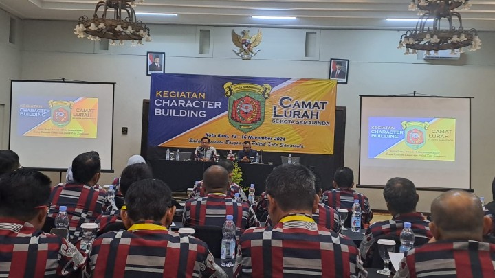 Giat, Rabu 13 November 2024 Kegiatan Character Building ( Revolusi Mental ) yang diikuti Camat dan Lurah se Kota Samarinda di Kota Batu Jawa Timur.