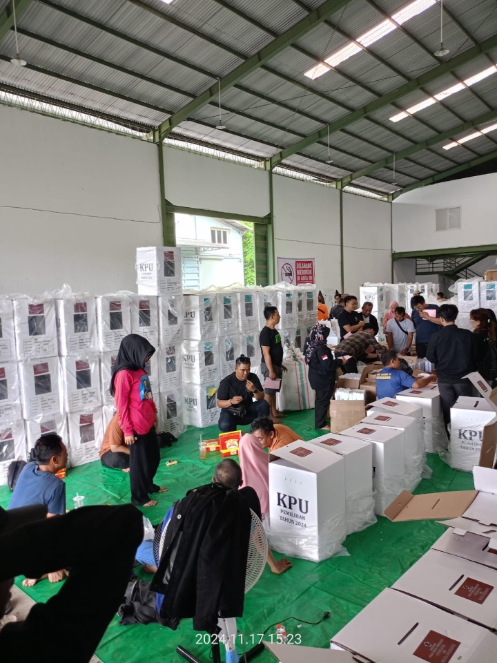 Giat, Minggu 17 November 2024 Melaksanakan Pengesetan Logistik (Alat kelengkapan TPS) pemilihan Gubernur dan Wakil Gubernur Kalimantan Timur serta Wali Kota dan Wakil Walikota Samarinda Tahun 2024 di Gedung KPU Kota Samarinda dihadiri oleh Ketua PPS beserta anggota dan Sekretariat beserta anggota.
