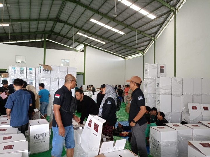 Giat, Minggu 17 November 2024 Melaksanakan Pengesetan Logistik (Alat kelengkapan TPS) pemilihan Gubernur dan Wakil Gubernur Kalimantan Timur serta Wali Kota dan Wakil Walikota Samarinda Tahun 2024 di Gedung KPU Kota Samarinda dihadiri oleh Ketua PPS beserta anggota dan Sekretariat beserta anggota.