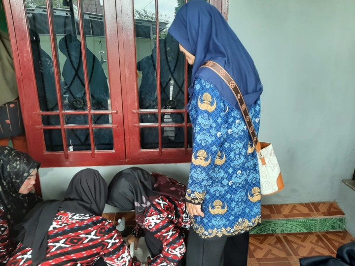 Giat, Senin 18 November 2024 Melaksanakan apel Senin pagi di kelurahan sempaja barat dipimpin Lurah, Monitoring kegiatan posyandu Al-Hidayah RT 12 dihadiri Kasi Kesra & Menghadiri Rapat Koordinasi Persiapan Pelaksanaan Pilkada 2024 di Ruang Rapat Mangkupelas Lt 2 dihadiri Lurah.