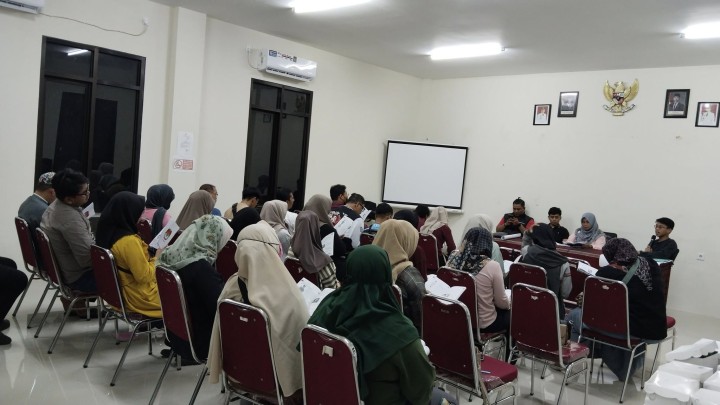 Giat malam, Senin, 18 November 2024 Melaksanakan kegiatan Bimtek KPPS yang bertugas sebagai KPPS 2, KPPS 3, KKPS 4 dan KKPS 5 dalam pemilihan pilkada Tahun 2024 dihadiri Ketua PPS beserta anggota dan Sekretariat beserta anggota di Aula Kantor Kelurahan Sempaja Barat.
