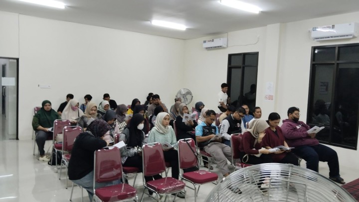 Giat malam, Senin, 18 November 2024 Melaksanakan kegiatan Bimtek KPPS yang bertugas sebagai KPPS 2, KPPS 3, KKPS 4 dan KKPS 5 dalam pemilihan pilkada Tahun 2024 dihadiri Ketua PPS beserta anggota dan Sekretariat beserta anggota di Aula Kantor Kelurahan Sempaja Barat.