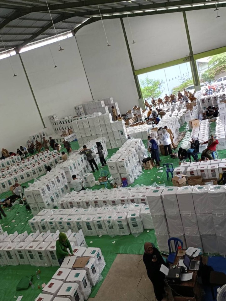 Giat, Selasa 19 November 2024 Hari pertama Pengesetan Logistik (Alat kelengkapan TPS) Pemilihan Gubernur dan Wakil Gubernur serta Wali Kota dan Wakil Walikota Samarinda Tahun 2024 di Gudang KPU Kota Samarinda di hadiri Ketua PPS beserta anggota dan Sekretariat beserta anggota.