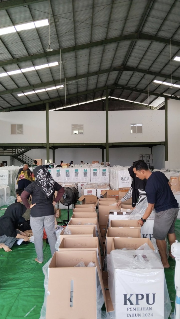 Giat, Rabu 20 November 2024 Hari ke 2 Pengesetan Logistik (Alat kelengkapan TPS) Pemilihan Gubernur dan Wakil Gubernur serta Wali Kota dan Wakil Walikota Samarinda Tahun 2024 di Gudang KPU Kota Samarinda di hadiri Ketua PPS beserta anggota dan Sekretariat beserta anggota.