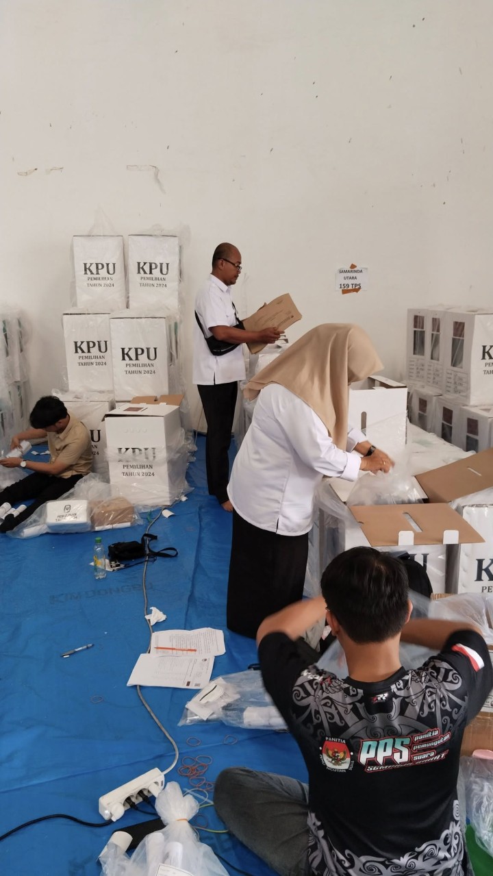 Giat, Rabu 20 November 2024 Hari ke 2 Pengesetan Logistik (Alat kelengkapan TPS) Pemilihan Gubernur dan Wakil Gubernur serta Wali Kota dan Wakil Walikota Samarinda Tahun 2024 di Gudang KPU Kota Samarinda di hadiri Ketua PPS beserta anggota dan Sekretariat beserta anggota.