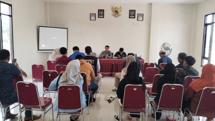 Giat, Kamis 21 November 2024 Bimtek sirekap 1 dalam Rangka pilkada serentak Tahun 2024 di Aula kantor kelurahan sempaja barat dipimpin Ketua PPS beserta anggota.