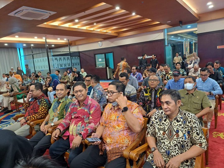 Giat, Jum'at 22 November 2024 Melaksanakan kerja bakti sekaligus tanaman pohon toga disekitar kantor kelurahan sempaja barat oleh seluruh Staf Kelurahan Sempaja Barat, Menghadiri Rapat penyegelan dan wajib pajak kendaraan bermotor dan pengundian pemenang taat pajak kendaraan bermotor sebanyak 1.250 orang pemenang terbesar di seluruh kabupaten kota se-kalimantan timur di Ruhui Rahayu kantor gubernur Kalimantan Timur dihadiri Lurah & Menghadiri Rapat koordinasi pertanggungjawaban anggaran distribusi logistik dan Anggaran hari pelaksanaan pemungutan, perhitungan dan rekapitulasi hasil perhitungan Suara pada pemilihan tahun 2024 di Hotel Bumi Senyiur Kota Samarinda dihadiri seluruh sekretariat Sempaja Barat.