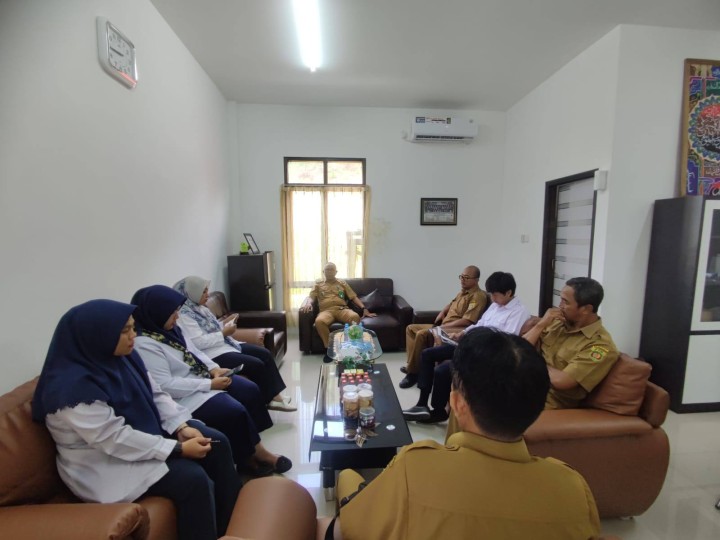 Giat, Senin 25 November 2024 Melaksanakan apel Pagi di Kelurahan Sempaja Barat dipimpin Seklur, Melaksanakan Rapat Koordinasi dengan Cadum Sempaja Barat dipimpin oleh Lurah, Menghadiri Rapat loka karya mini kelompok 22 dan 23 di Ruang Aula Puskesmas Sempaja Lt 3 dihadiri Kasi Kesra, Menghadiri Peresmian Gedung GOR Segiri Samarinda dihadiri Lurah & Menghadiri Rapat Koordinasi di Ruang Mangkupelas Lt 2 dihadiri Lurah.