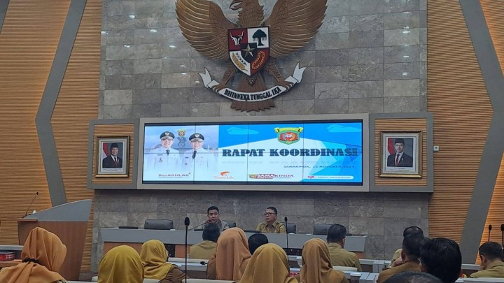 Giat, Senin 25 November 2024 Melaksanakan apel Pagi di Kelurahan Sempaja Barat dipimpin Seklur, Melaksanakan Rapat Koordinasi dengan Cadum Sempaja Barat dipimpin oleh Lurah, Menghadiri Rapat loka karya mini kelompok 22 dan 23 di Ruang Aula Puskesmas Sempaja Lt 3 dihadiri Kasi Kesra, Menghadiri Peresmian Gedung GOR Segiri Samarinda dihadiri Lurah & Menghadiri Rapat Koordinasi di Ruang Mangkupelas Lt 2 dihadiri Lurah.