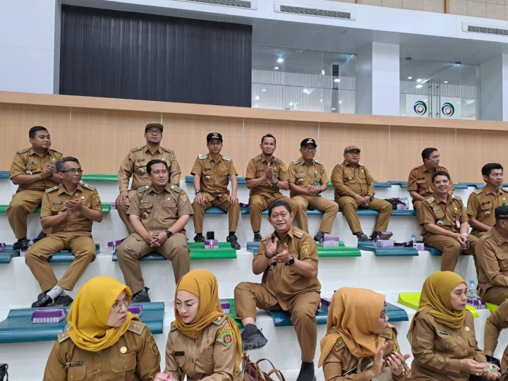 Giat, Senin 25 November 2024 Melaksanakan apel Pagi di Kelurahan Sempaja Barat dipimpin Seklur, Melaksanakan Rapat Koordinasi dengan Cadum Sempaja Barat dipimpin oleh Lurah, Menghadiri Rapat loka karya mini kelompok 22 dan 23 di Ruang Aula Puskesmas Sempaja Lt 3 dihadiri Kasi Kesra, Menghadiri Peresmian Gedung GOR Segiri Samarinda dihadiri Lurah & Menghadiri Rapat Koordinasi di Ruang Mangkupelas Lt 2 dihadiri Lurah.