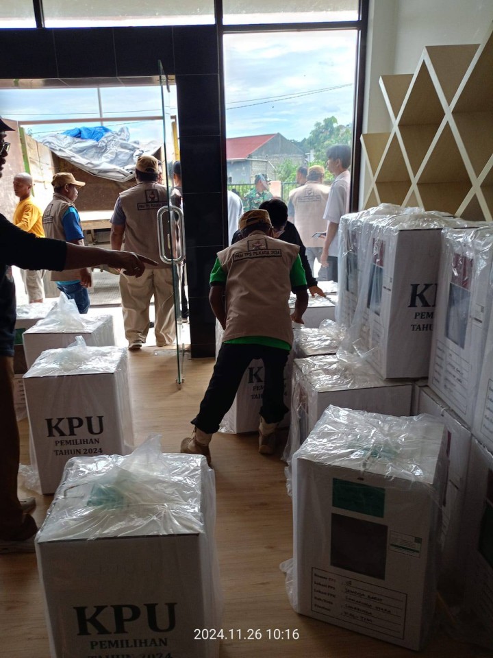 Giat pagi, Selasa 26 November 2024 Apel siaga oleh Seluruh PAM TPS di kelurahan sempaja barat serta penerimaan Kotak Suara dari PPK Kecamatan kepada PPS sempaja barat yang akan di Distribusikan ke seluruh TPS 01-TPS 08 serta TPS RUTAN TPS 901 TPS 902 di pimpin oleh Lurah, Ketua PPS, Kasi Tapem, Babinsa dan Polisi.