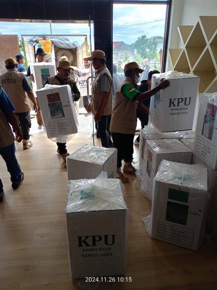 Giat pagi, Selasa 26 November 2024 Apel siaga oleh Seluruh PAM TPS di kelurahan sempaja barat serta penerimaan Kotak Suara dari PPK Kecamatan kepada PPS sempaja barat yang akan di Distribusikan ke seluruh TPS 01-TPS 08 serta TPS RUTAN TPS 901 TPS 902 di pimpin oleh Lurah, Ketua PPS, Kasi Tapem, Babinsa dan Polisi.
