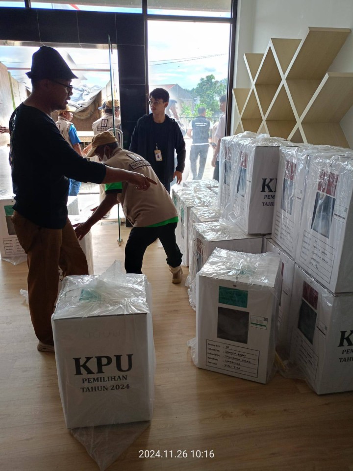Giat pagi, Selasa 26 November 2024 Apel siaga oleh Seluruh PAM TPS di kelurahan sempaja barat serta penerimaan Kotak Suara dari PPK Kecamatan kepada PPS sempaja barat yang akan di Distribusikan ke seluruh TPS 01-TPS 08 serta TPS RUTAN TPS 901 TPS 902 di pimpin oleh Lurah, Ketua PPS, Kasi Tapem, Babinsa dan Polisi.
