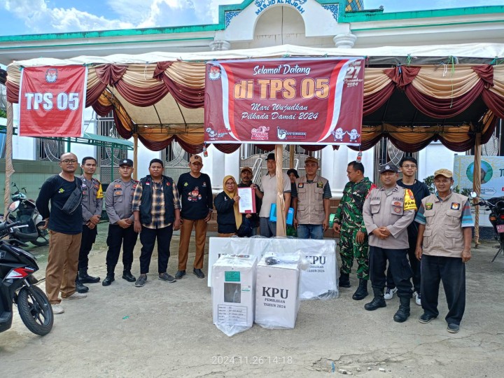 Giat siang, Selasa 26 November 2024 Persiapan pendistribusian Kotak Suara yang siap di antar ke seluruh TPS di wilayah kelurahan sempaja barat di hadiri Ketua PPS beserta anggota, PKD Kelurahan, Kasi Tapem beserta anggota Cadum dan pengawal dari Babinsa dan Bhabinkamtibmas.
