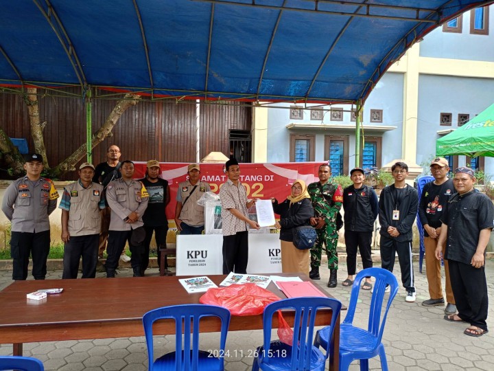Giat siang, Selasa 26 November 2024 Persiapan pendistribusian Kotak Suara yang siap di antar ke seluruh TPS di wilayah kelurahan sempaja barat di hadiri Ketua PPS beserta anggota, PKD Kelurahan, Kasi Tapem beserta anggota Cadum dan pengawal dari Babinsa dan Bhabinkamtibmas.