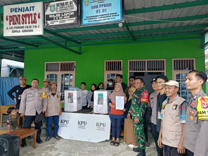 Giat siang, Selasa 26 November 2024 Persiapan pendistribusian Kotak Suara yang siap di antar ke seluruh TPS di wilayah kelurahan sempaja barat di hadiri Ketua PPS beserta anggota, PKD Kelurahan, Kasi Tapem beserta anggota Cadum dan pengawal dari Babinsa dan Bhabinkamtibmas.