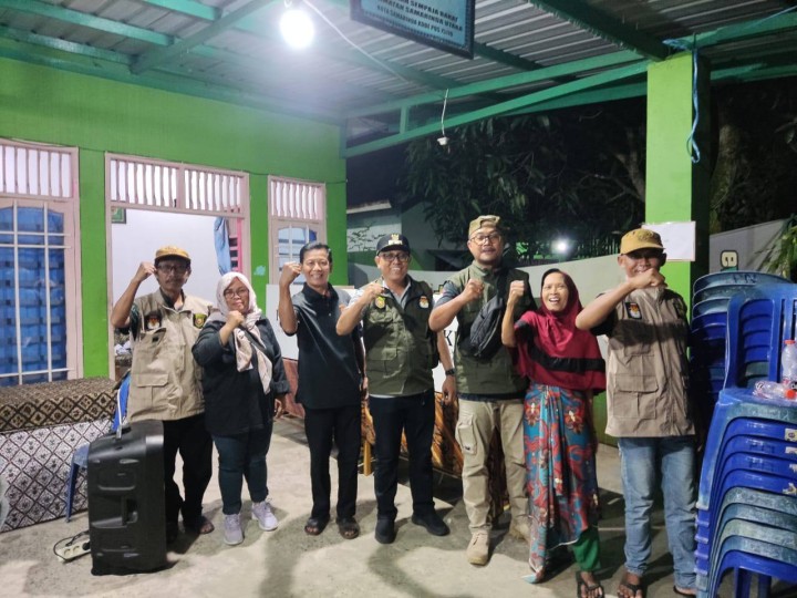 Giat malam, Selasa 26 November 2024 Monitoring kegiatan TPS di wilayah kelurahan sempaja barat untuk persiapan Pemilihan serentak Gubernur dan Wakil Gubernur serta Wali Kota dan Wakil Walikota Samarinda Tahun 2024 dihadiri Lurah, Kasi Tapem beserta anggota Cadum, Babinsa dan Bhabinkamtibmas.