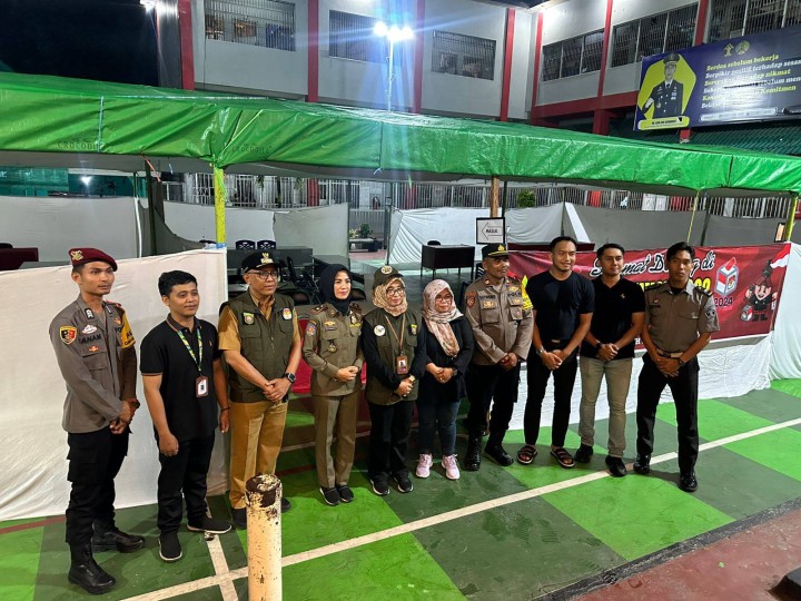 Giat malam, Selasa 26 November 2024 Monitoring kegiatan TPS di wilayah kelurahan sempaja barat untuk persiapan Pemilihan serentak Gubernur dan Wakil Gubernur serta Wali Kota dan Wakil Walikota Samarinda Tahun 2024 dihadiri Lurah, Kasi Tapem beserta anggota Cadum, Babinsa dan Bhabinkamtibmas.