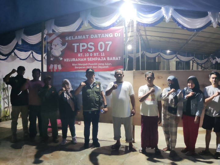 Giat pagi, Rabu 27 November 2024 Monitoring kegiatan pada hari H di seluruh TPS 01 s/d TPS 08 Pemilihan Gubernur dan Wakil Gubernur serta Wali Kota dan Wakil Walikota Samarinda Tahun 2024 di wilayah kelurahan sempaja barat dihadiri Lurah, Kasi Tapem beserta anggota Cadum, Babinsa dan Bhabinkamtibmas.