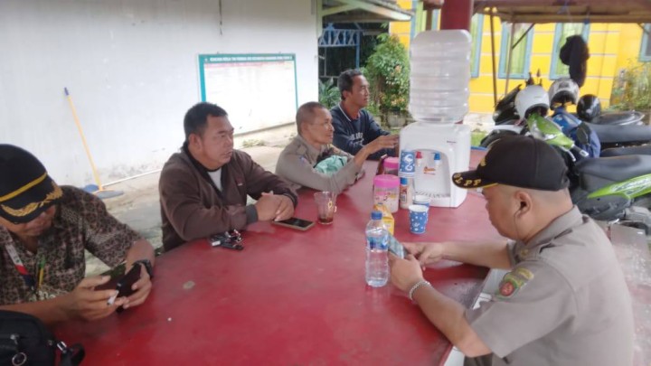 Giat, Kamis 28 November 2024 Menghadiri Rapat Workshop komunikasi Tahun 2024 di Puri Senyiur Samarinda dihadiri Lurah dan Operator website & Monitoring persiapan Pleno kecamatan Samarinda Utara dihadiri Kasi Tapem beserta staf.