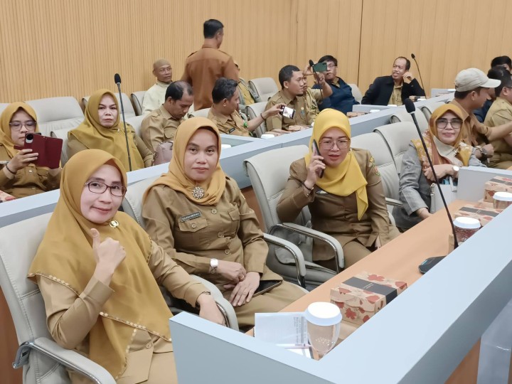 Giat,Senin 02 Desember 2024 Melaksanakan apel Senin pagi di kelurahan sempaja barat dipimpin Kasi Tapem, Menghadiri Pelatihan Publik Speaking - Be A Good Speaker di lingkungan Pemerintah Kota Samarinda Tahun 2024 di di Hotel Ibis Kota Samarinda dihadiri Kasi Kesra, Menghadiri Pencegahan dan Pemilihan Kerusakan Lingkungan melalui Rehabilitasi Lahan di Ruang Rapat Dinas Kearsipan dan Perpustakaan Kota Samarinda dihadiri Staf, Menghadiri Rapat Koordinasi Pelaksanaan BUMRT Berbasis Kelurahan di ruang Rapat Mangkupelas dihadiri Kasi Ekbang, Menghadiri Rapat Finalisasi lapor akhir Ruang Rapat Dinas perikanan Kota Samarinda dihadiri Staf Ekobang dan Menghadiri Rapat Koordinasi pemanfaatan dan penggarapan wilayah prioritas program KBKR dalam Validasi Data Unmet Need di Hotel Puri Senyiur Kota Samarinda dihadiri Lurah staf Kesra.