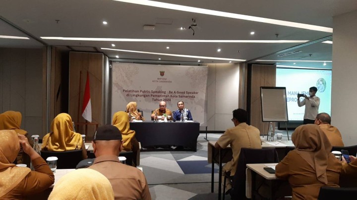Giat,Senin 02 Desember 2024 Melaksanakan apel Senin pagi di kelurahan sempaja barat dipimpin Kasi Tapem, Menghadiri Pelatihan Publik Speaking - Be A Good Speaker di lingkungan Pemerintah Kota Samarinda Tahun 2024 di di Hotel Ibis Kota Samarinda dihadiri Kasi Kesra, Menghadiri Pencegahan dan Pemilihan Kerusakan Lingkungan melalui Rehabilitasi Lahan di Ruang Rapat Dinas Kearsipan dan Perpustakaan Kota Samarinda dihadiri Staf, Menghadiri Rapat Koordinasi Pelaksanaan BUMRT Berbasis Kelurahan di ruang Rapat Mangkupelas dihadiri Kasi Ekbang, Menghadiri Rapat Finalisasi lapor akhir Ruang Rapat Dinas perikanan Kota Samarinda dihadiri Staf Ekobang dan Menghadiri Rapat Koordinasi pemanfaatan dan penggarapan wilayah prioritas program KBKR dalam Validasi Data Unmet Need di Hotel Puri Senyiur Kota Samarinda dihadiri Lurah staf Kesra.
