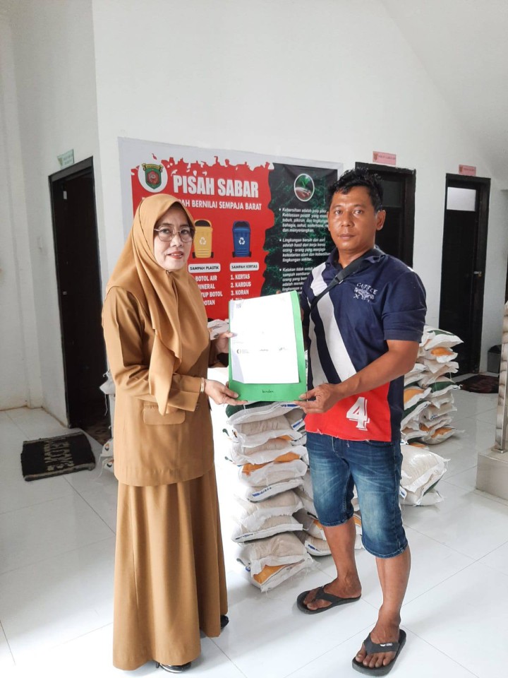 Giat, Selasa 03 Desember 2024 Menerima beras CPP dari Dinas perdagangan kota Samarinda oleh Kasi Kesra, Menghadiri Bimtek Pengusulan PBI JK di Hotel Swiss BelHotel dihadiri Staf Kesra dan Melaksanakan Rapat Koordinasi diruang Rapat Lurah dgn Seklur dan Seluruh Kasi kelurahan sempaja barat.