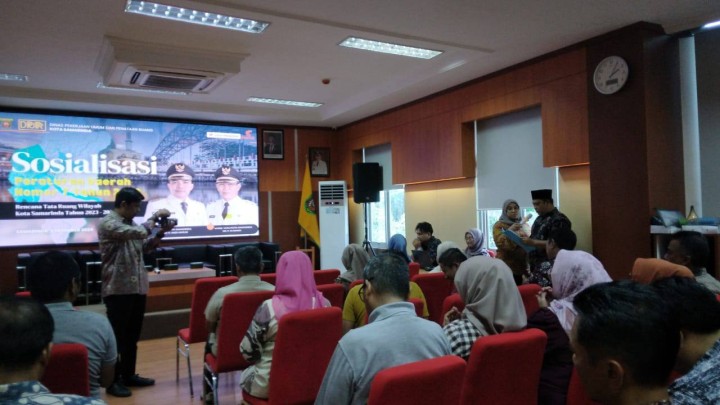 Giat, Jum'at 06 Desember 2024 Melaksanakan tanaman Toga disekitar area kantor kelurahan sempaja barat oleh seluruh Staf Kelurahan,  Menghadiri Rapat Koordinasi " Rembuk Pertanian dalam Rangka mendukung program Asta cita presiden dan wakil presiden republik Indonesia di aula Wira Pratama dihadiri Lurah, Menghadiri Rapat RT RW Kota Samarinda dalam Sosialisasi Peraturan daerah Kota Samarinda nomor 7 Tahun 2023 tentang Rencana tata ruang wilayah kota Samarinda Tahun 2023-2024 & Menghadiri peresmian SPAM IPA Bumi Sempaja Kapasitas 50 L di jl Bukit Timur Sempaja kelurahan sempaja timur, kecamatan Samarinda Utara dihadiri Lurah.