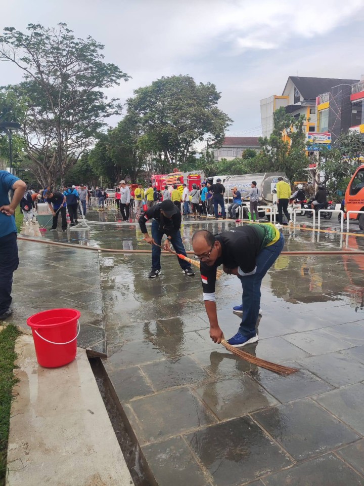 Giat, Sabtu 08 Desember 2024 Melaksanakan Gotong Royong bersama Walikota Samarinda di Teras Samarinda dihadiri Lurah, Seklur, seluruh Kasi dan Seluruh Staf Kelurahan Sempaja Barat.