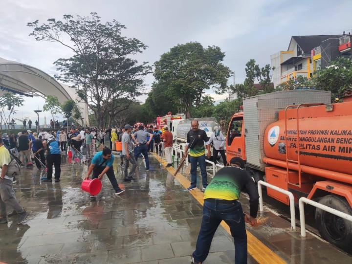 Giat, Sabtu 08 Desember 2024 Melaksanakan Gotong Royong bersama Walikota Samarinda di Teras Samarinda dihadiri Lurah, Seklur, seluruh Kasi dan Seluruh Staf Kelurahan Sempaja Barat.