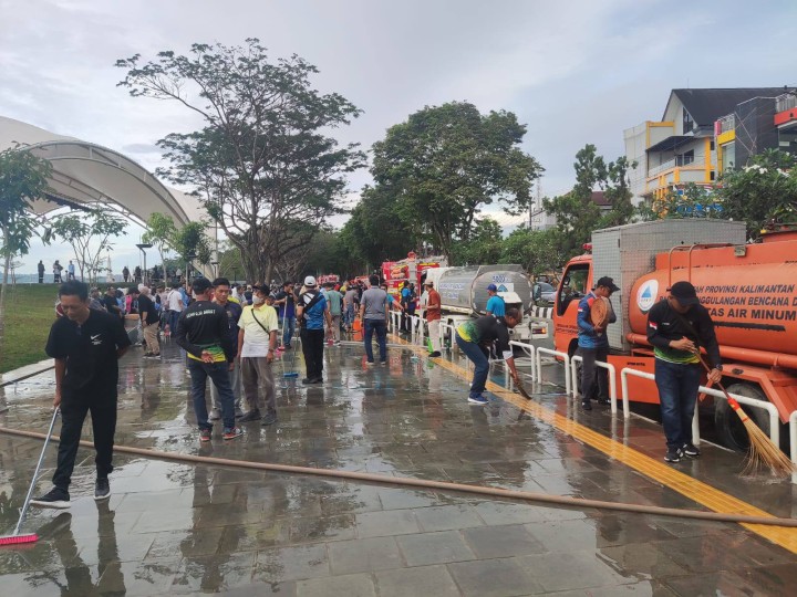Giat, Sabtu 08 Desember 2024 Melaksanakan Gotong Royong bersama Walikota Samarinda di Teras Samarinda dihadiri Lurah, Seklur, seluruh Kasi dan Seluruh Staf Kelurahan Sempaja Barat.