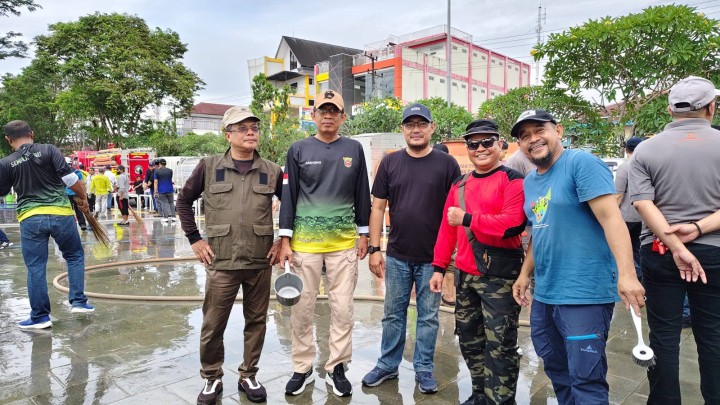 Giat, Sabtu 08 Desember 2024 Melaksanakan Gotong Royong bersama Walikota Samarinda di Teras Samarinda dihadiri Lurah, Seklur, seluruh Kasi dan Seluruh Staf Kelurahan Sempaja Barat.