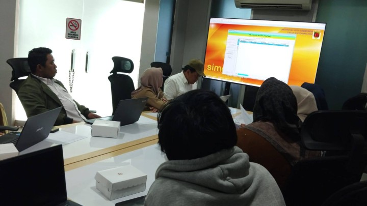 Giat, Senin 09 Desember 2024 Melaksanakan apel Senin pagi di kelurahan sempaja barat dipimpin Kasi Kesra, Menghadiri Rapat Koordinasi tentang Layanan Berbatuan Izin Usaha Mikro melalui Sistem OSS berbasis Risiko (OSS RBA) di kelurahan di Ruang Rapat DPMPTSP Kota Samarinda dihadiri Kasi Ekbang & Menghadiri Rapat Bimtek SIMDA Barang dihadiri Bendahara barang dan staf.