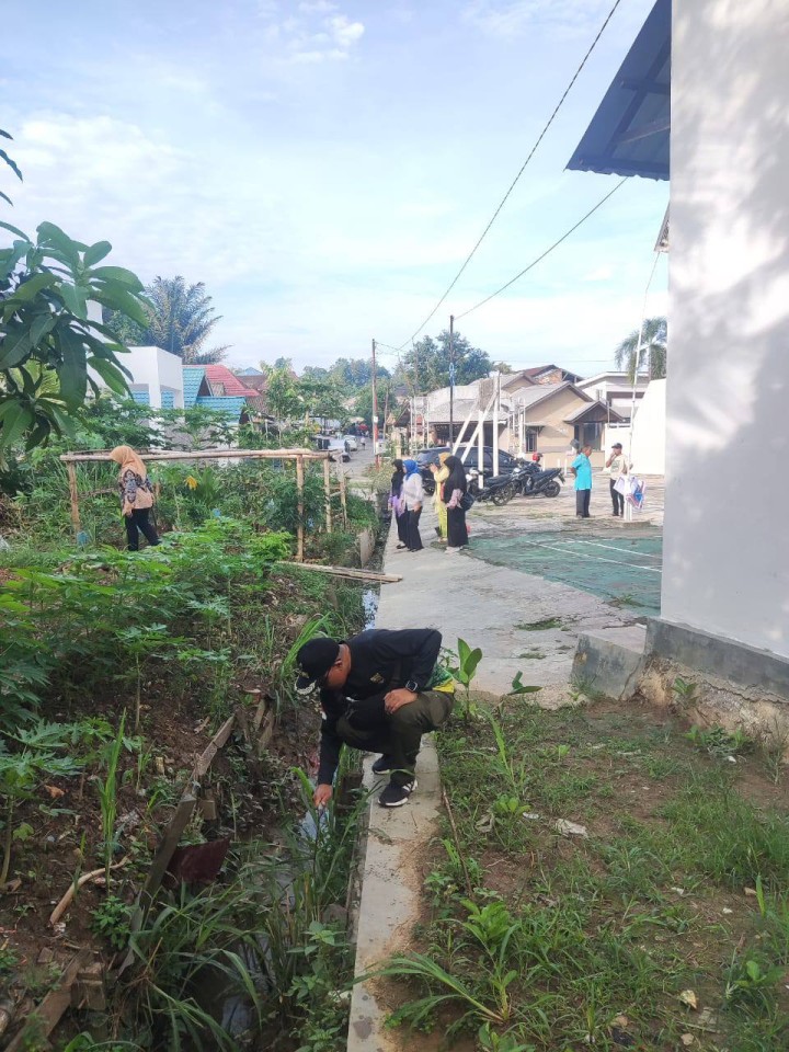 Giat, Sabtu 14 Desember 2024 Melaksanakan Gotong Royong Pungut Sampah dan Pemberantasan Nyamuk Demam Berdarah di lingkungan kelurahan sempaja barat wilayah RT 7, RT 8 dan RT 09 diikuti Lurah, Seklur, Babinsa, Bhabinkamtibmas, Ketua PKK beserta anggota ibu PKK, Dasawisma dan seluruh Ketua RT.