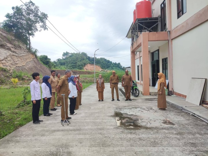 Giat, Senin 16 Desember 2024 Melaksanakan apel Senin pagi di kelurahan sempaja barat dipimpin Kasi Ekbang  & Menghadiri Kegiatan Rekonstruksi Kurikulum Program Studi Administrasi Publik Fisipol Universitas Widyatama Mahakam di Hotel Royal Park Samarinda dihadiri Lurah.