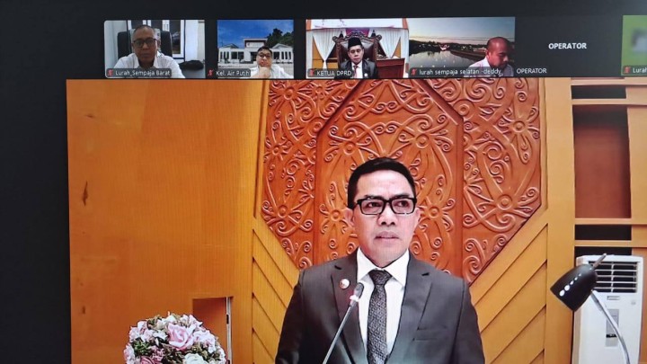 Giat, Rabu 18 Desember 2024  Mengikuti Zoom Rapat Paripurna DPRD Kota Samarinda masa persidangan III Tahun 2024 dengan Agenda: Persetujuan bersama antara Wali Kota Samarinda dengan DPRD Kota Samarinda terhadap Raperda menjadi Perda Kota Samarinda di hadiri Lurah & Menghadiri Rapat persiapan kerja bakti serentak 20 Desember 2024 di Ruang Rapat Mangkupelas Lt 2 dihadiri Kasi Ekbang.