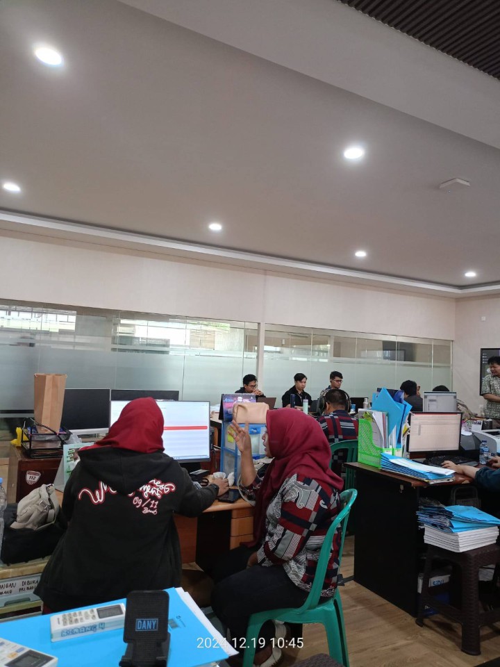 Giat, Kamis 19 Desember 2024 Menghadiri Rapat Pembekalan dan Penguatan Soft Skill bagi ASN di lingkungan Pemerintah Kota Samarinda oleh Wali Kota Samarinda di Hotel Aston dihadiri Kasi Tapem & Bimtek Pelayanan Digital kelurahan pada Dinas Kominfo Samarinda dihadiri sekretaris beserta staf pelayanan.