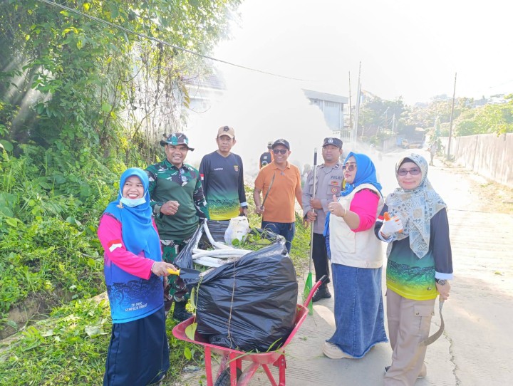 Giat, Jum'at 20 Desember 2024 Melaksanakan kerja bakti serentak dalam rangka HKSN tahun 2024 di wilayah jalan masuk kantor kelurahan sempaja barat GG masuk walet 1 dan walet 2 dihadiri Lurah, Seklur, seluruh Kasi dan Staf Babinsa, Bhabinkamtibmas, LPM, PSM kader PKK, karang taruna dan seluruh Ketua RT.