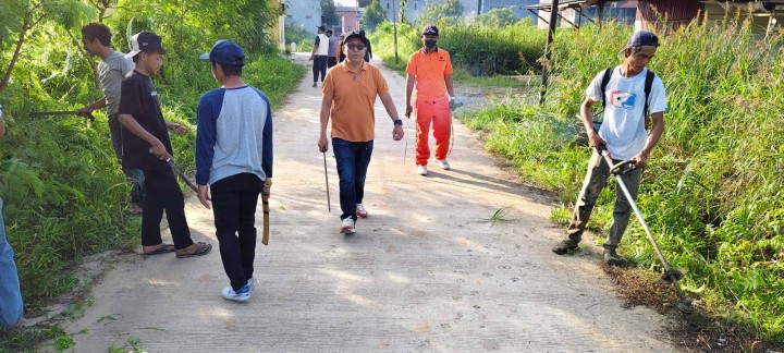 Giat, Jum'at 20 Desember 2024 Melaksanakan kerja bakti serentak dalam rangka HKSN tahun 2024 di wilayah jalan masuk kantor kelurahan sempaja barat GG masuk walet 1 dan walet 2 dihadiri Lurah, Seklur, seluruh Kasi dan Staf Babinsa, Bhabinkamtibmas, LPM, PSM kader PKK, karang taruna dan seluruh Ketua RT.