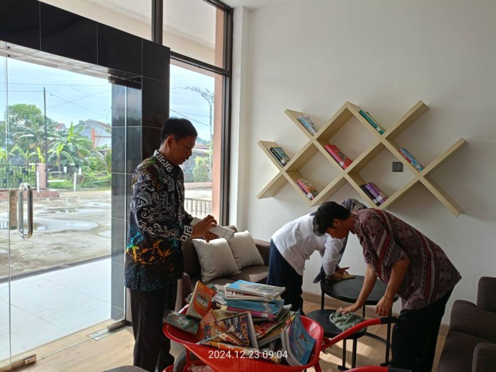 Giat, Senin 23 Desember 2024 Melaksanakan apel Senin dan memperingati hari Ibu di kelurahan sempaja barat di pimpin Kasi Ekobang dilanjutkan kebersihan di area pelayanan digital kelurahan.